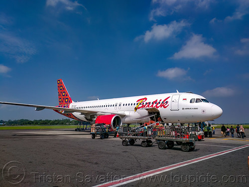 batik air airbus a320-214 - pk-laj at jogjakarta airport, adisutjipto airport, airbus a320, batik air, livery, plane, tarmac