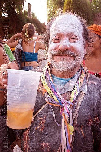 bearded man drinking - talk powder - carnaval de tilcara (argentina), andean carnival, argentina, beard, carnaval de la quebrada, carnaval de tilcara, confettis, drink, drinking, man, noroeste argentino, quebrada de humahuaca, serpentine throws, talk powder