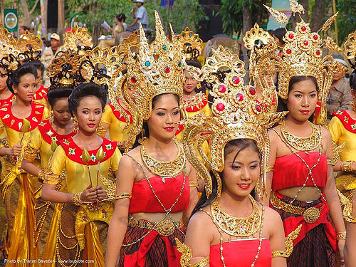 beautiful thai women in traditional royal thai costumes - ปราสาทหินพนมรุ้ง - phanom rung festival - thailand, asian woman, asian women, crowns, headdress, performers, royal, traditional costumes, ปราสาทหินพนมรุ้ง