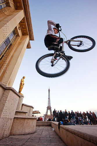 bicycle jump over the eiffel tower - trocadero (paris), airborn, bicycle, bike trials, bmx, crowd, eiffel tower, freestyle, jump, man, mountain bike, mountain biking, palais de chaillot, spectators, trial bike, trocadero, trocadéro, vtt