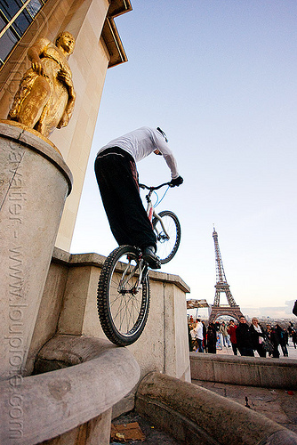 bicycle trials at the trocadero (paris), bicycle, bike trials, bmx, eiffel tower, freestyle, man, mountain bike, mountain biking, palais de chaillot, trial bike, trocadero, trocadéro, vtt