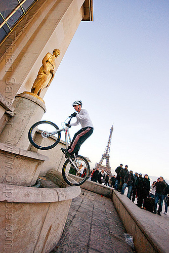 bike trials at palais de chaillot (paris), bicycle, bike trials, bmx, crowd, eiffel tower, freestyle, man, mountain bike, mountain biking, palais de chaillot, spectators, trial bike, trocadero, trocadéro, vtt