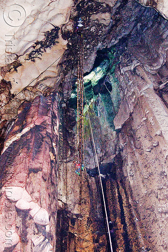 bird's nests collectors on bamboo ladder in madai cave - gua madai (borneo), bamboo ladder, bats, bird's nest, borneo, caving, flash, gua madai, ida'an, idahan, madai caves, malaysia, natural cave, rattan ladder, ropes, spelunking