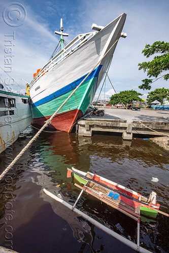bow of traditional pinisi boat (bugis schooner), boats, bugis schooners, dock, harbor, makassar, pinisi, ship bow, ships