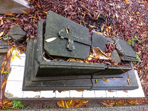 broken child tomb in jogjakarta christian cemetery, christian cross, grave, graveyard, jogjakarta christian cemetery, tomb, tpu utaralaya