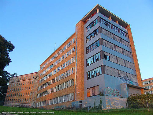 building exterior - abandoned hospital (presidio, san francisco), abandoned building, abandoned hospital, graffiti, presidio hospital, presidio landmark apartments, trespassing