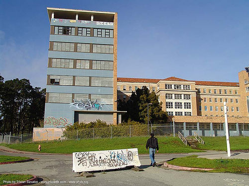 building exterior - abandoned hospital (presidio, san francisco), abandoned building, abandoned hospital, graffiti, presidio hospital, presidio landmark apartments, trespassing