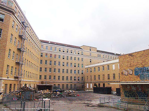 building exterior - abandoned hospital (presidio, san francisco), abandoned building, abandoned hospital, graffiti, presidio hospital, presidio landmark apartments, trespassing