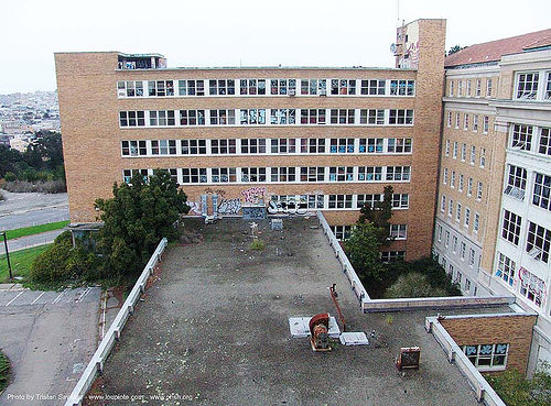 building exterior - abandoned hospital (presidio, san francisco) - phsh, abandoned building, abandoned hospital, graffiti, presidio hospital, presidio landmark apartments, trespassing