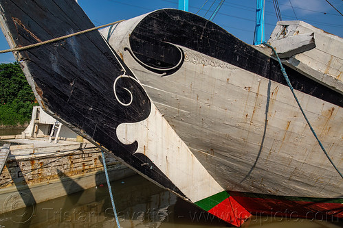 carved and decorated bow of traditional pinisi wooden boat, boats, bugis schooners, dock, harbor, pinisi, ships, surabaya
