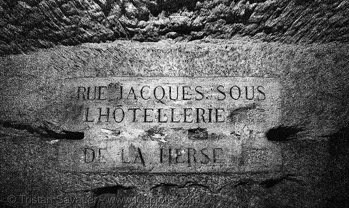 carved plate - catacombes de paris - catacombs of paris (off-limit area), cave, clandestines, hostellerie de la herse, hotellerie de la herse, hôtellerie de la herse, illegal, plate, sign, underground quarry