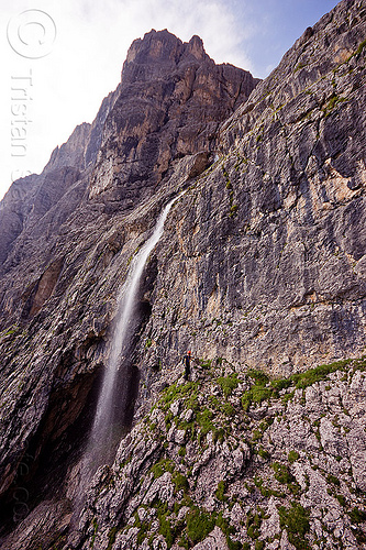 cascata pisciadù - pisciadù waterfall, alps, cascata pisciadù, cliff, climber, climbing harness, climbing helmet, dolomites, dolomiti, falls, ferrata tridentina, mountain climbing, mountaineer, mountaineering, mountains, pisciadu waterfall, pisciadù waterfall, rock climbing, vertical, via ferrata brigata tridentina