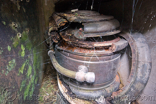 casket in abandoned tomb - crypt - recoleta cemetery (buenos aires), argentina, buenos aires, casket, coffin, crypt, grave, graveyard, recoleta cemetery, tomb, vault