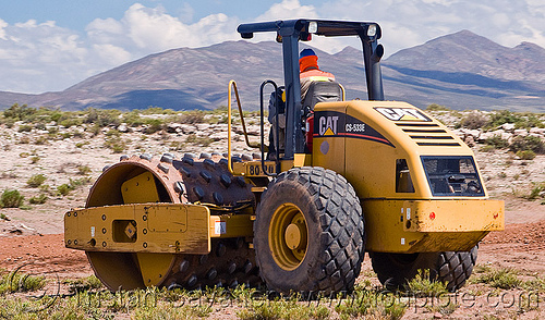 cat cs-533e - caterpillar vibratory soil compactor, at work, bolivia, cat cs-533e, caterpillar cs-533e, road construction, roadwork, roller, soil compactor, vibratory, working