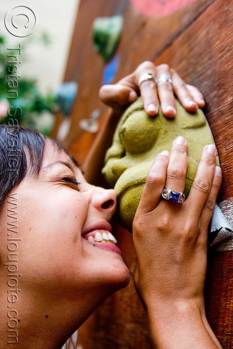 celina kissing homer, argentina, backpackers, celina, climbing wall, cordoba capital, córdoba capital, homer simpson, hostel, noroeste argentino, rock wall, the simpsons, woman