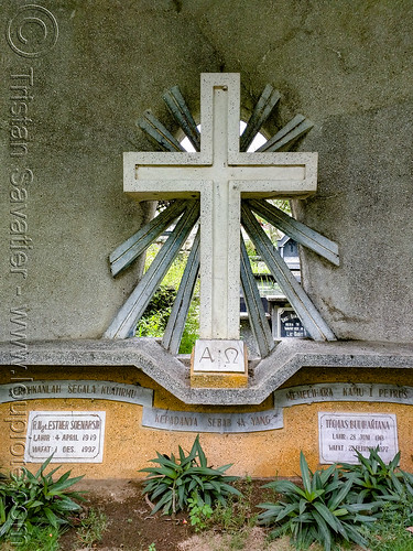christian cross with rays of light - tomb in jogjakarta christian cemetery, christian cross, grave, graveyard, jogjakarta christian cemetery, tomb, tpu utaralaya