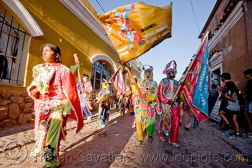 comparsa los picaflores - diablos carnavaleros - carnaval de humahuaca (argentina), andean carnival, argentina, careta de diablo, carnaval de la quebrada, carnaval de tilcara, colorful, comparsa, costume, diablo carnavalero, diablo de carnaval, diablos carnavaleros, diablos de carnaval, flag, folklore, indigenous culture, los picaflores, mask, men, mirrors, noroeste argentino, quebrada de humahuaca, quechua culture, tribal