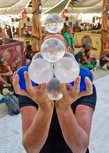 contact juggling balls, contact juggler, contact juggling, juggling balls, ludovic, mister om