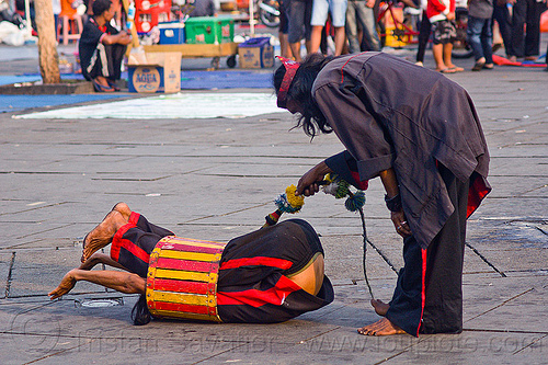 contortionist in street circus (jakarta), contortionist, eid ul-fitr, fatahillah square, jakarta, men, street performers, taman fatahillah