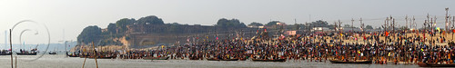 crowd of hindu pilgrims gathering at sangam for the holy bath in the ganges river at the kumbh mela (india), allahabad fort, bathing pilgrims, crowd, defensive wall, fortifications, fortress, ganga, ganges river, hindu pilgrimage, hinduism, holy bath, holy dip, kumbh mela, nadi bath, panorama, paush purnima, rampart, river bank, river bathing, river boats, triveni sangam