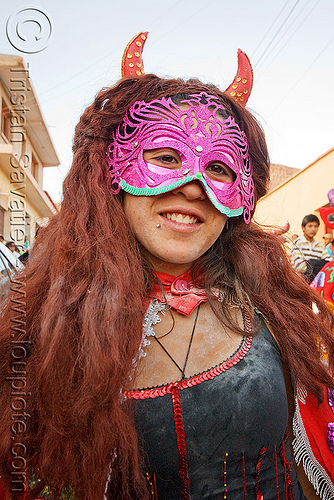 diabla - carnaval de humahuaca (argentina), andean carnival, argentina, careta de diablo, carnaval de la quebrada, carnaval de tilcara, carnival mask, diabla, diablos carnavaleros, diablos de carnaval, noroeste argentino, purple, quebrada de humahuaca, woman