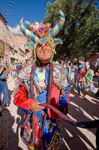 diablo carnavalero - mask and horns, andean carnival, argentina, careta de diablo, carnaval de la quebrada, carnaval de tilcara, colorful, confettis, costume, diablo carnavalero, diablo de carnaval, diablos carnavaleros, diablos de carnaval, folklore, indigenous culture, mask, men, mirrors, noroeste argentino, quebrada de humahuaca, quechua culture, serpentine throws, tribal