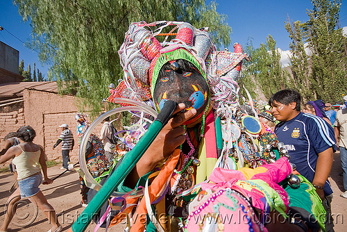 diablo holding tail - carnaval de tilcara (argentina), andean carnival, argentina, careta de diablo, carnaval de la quebrada, carnaval de tilcara, colorful, confettis, costume, diablo carnavalero, diablo de carnaval, diablos carnavaleros, diablos de carnaval, folklore, indigenous culture, mask, men, mirrors, noroeste argentino, quebrada de humahuaca, quechua culture, serpentine throws, tail, tribal