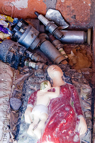 difunta correa shrine (argentina), argentina, cafayate, calchaquí valley, child, difunta correa, infant, mother, noroeste argentino, sculpture, shrine, spark plugs, valles calchaquíes