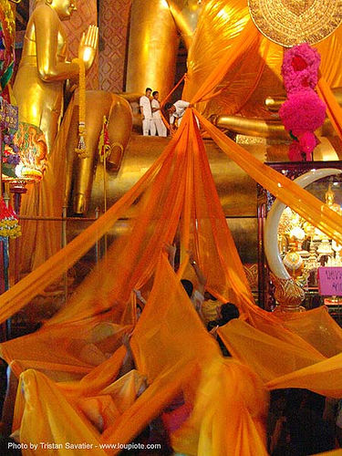 พระพุทธรูป - dressing-up a giant buddha statue in a chinese temple - สุโขทัย - sukhothai - thailand, bhagwa, buddha image, buddha statue, buddhism, buddhist temple, chinese, cloth, cross-legged, saffron color, sculpture, sukhothai, wat, พระพุทธรูป, สุโขทัย