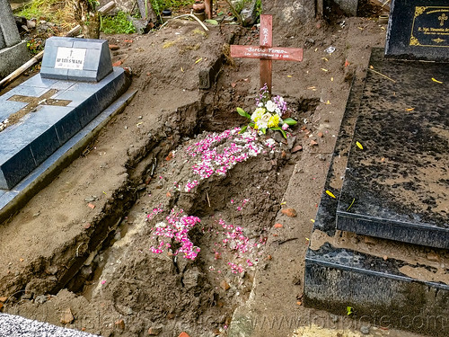 earth tomb - yogyakarta christian cemetery, christian cross, grave, graveyard, jogjakarta christian cemetery, tomb, tpu utaralaya