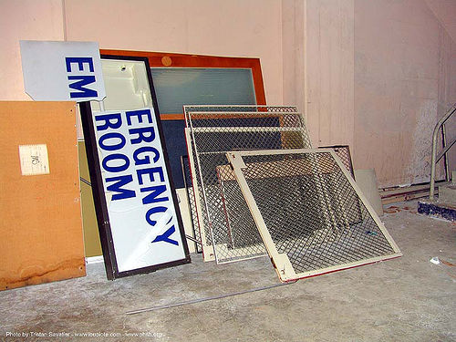 emergency-room sign - basement - abandoned hospital (presidio, san francisco), abandoned building, abandoned hospital, emergency room sign, presidio hospital, presidio landmark apartments, trespassing