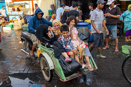 family with kids in motorized rickshaw, fish market, kids, moto rickshaw, motorized rickshaw, pasar pabean, seafood, surabaya, tricycle rickshaw