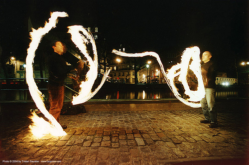 fire jugglers at night (paris), canal st martin, fire clubs, fire dancer, fire dancing, fire performer, fire spinning, jugglers, juggling clubs, night, spinning fire