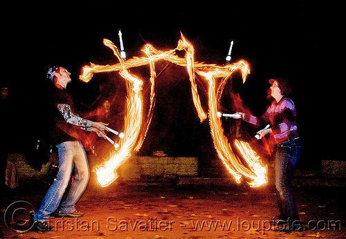 fire jugglers passing clubs, fire clubs, fire jugglers, fire performers, juggling clubs, night, solenne alexa, vincent deluca