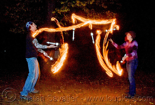 fire jugglers passing clubs, fire clubs, fire jugglers, fire performers, juggling clubs, night, solenne alexa, vincent deluca