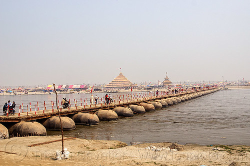 floating bridge over the ganges river at kumbh mela 2013 (india), ashrams, floating bridge, foot bridge, ganga, ganges river, hindu pilgrimage, hinduism, kumbh mela, metal tanks, pontoon bridge, pyramid, river bank, walking