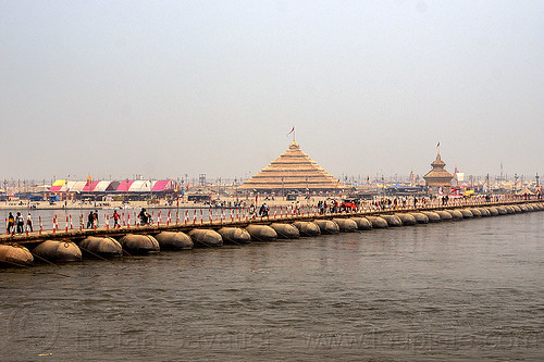 floating bridge (pontoon bridge) over the ganges river - kumbh mela 2013 (india), ashrams, floating bridge, foot bridge, ganga, ganges river, hindu pilgrimage, hinduism, kumbh mela, metal tanks, pontoon bridge, pyramid, walking