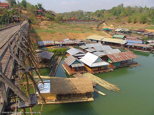 แพ - สะพาน - floating houses near wooden foot bridge - สังขละบุรี - sangklaburi (thailand), floating homes, floating houses, floating village, footbridge, sangklaburi, wood bridge, wooden bridge, สะพาน, สังขละบุรี, แพ