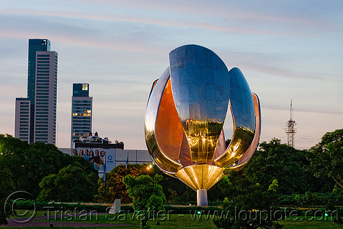 floralis genérica by eduardo catalano - giant metal flower animated sculpture in united nations park (buenos aires), animated sculpture, argentina, buenos aires, eduardo catalano, floralis generica, floralis genérica, flower, giant sculpture, mobile sculpture, plaza de las naciones unidas, recoleta