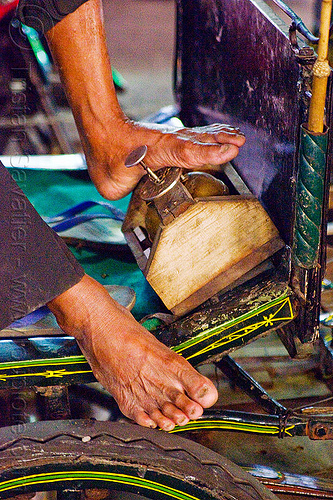 foot bell on horse carriage, bare feet, carriage driver, foot bell, horse carriage, malioboro, night