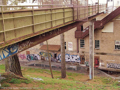 footbridge - abandoned hospital (presidio, san francisco), abandoned building, abandoned hospital, graffiti, presidio hospital, presidio landmark apartments, trespassing