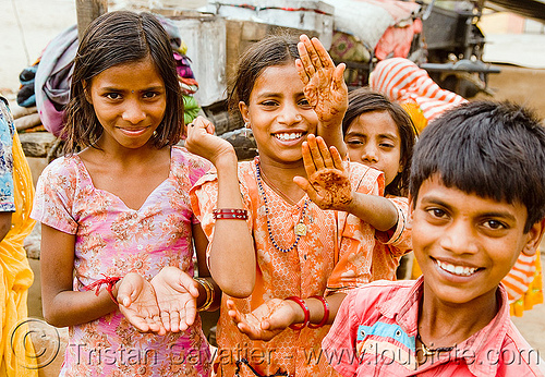 gadia lohars nomadic tribe kids with mehndi (india), boy, child, gadia lohars, gaduliya lohars, gipsies, girls, gypsies, hands, kids, little girl, nomadic tribe, nomads