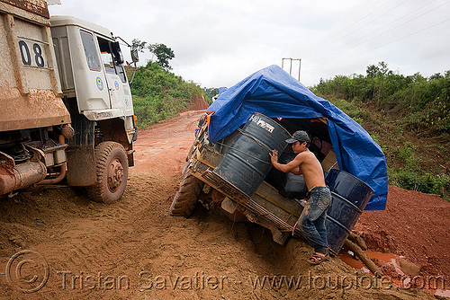 gaz-66 russian all terrain 4x4 truck stuck in mud (laos), 4x4 trucks, all terrain, army trucks, gaz-66, lorry, military trucks, mud, road, ruts, truck, газ-66, го́рьковский автомоби́льный заво́д