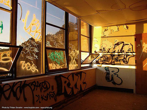 graffiti - abandoned hospital (presidio, san francisco), abandoned building, abandoned hospital, graffiti, presidio hospital, presidio landmark apartments, trespassing