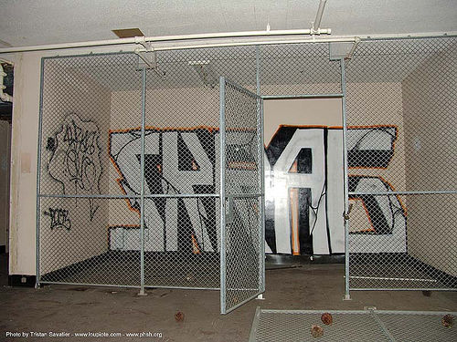 graffiti - abandoned hospital (presidio, san francisco), abandoned building, abandoned hospital, graffiti, presidio hospital, presidio landmark apartments, skrag, skrag1, trespassing