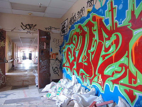 graffiti - abandoned hospital (presidio, san francisco), abandoned building, abandoned hospital, graffiti, presidio hospital, presidio landmark apartments, trespassing