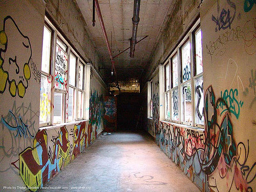 graffiti - abandoned hospital (presidio, san francisco) - phsh, abandoned building, abandoned hospital, graffiti, presidio hospital, presidio landmark apartments, trespassing