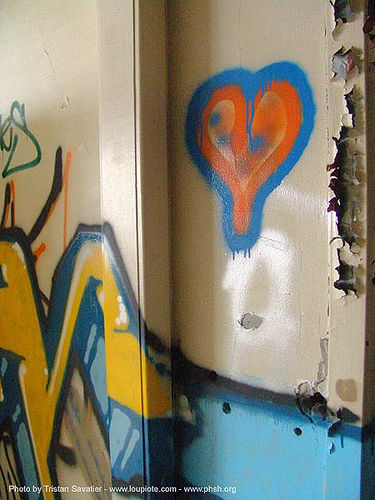 graffiti-heart - abandoned hospital (presidio, san francisco) - phsh, abandoned building, abandoned hospital, graffiti, peeling paint, presidio hospital, presidio landmark apartments, trespassing