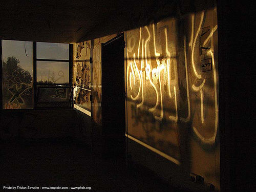graffiti - night - abandoned hospital (presidio, san francisco), abandoned building, abandoned hospital, graffiti, night, presidio hospital, presidio landmark apartments, trespassing