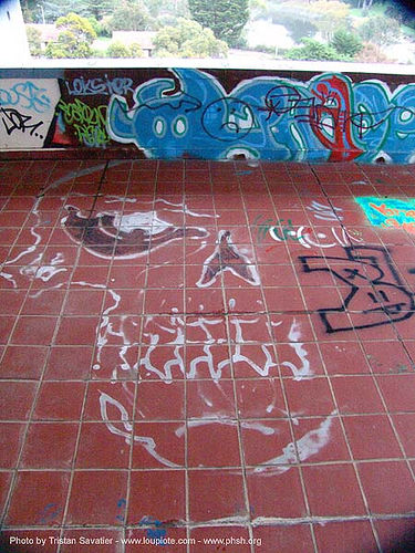 graffiti - roof - abandoned hospital (presidio, san francisco), abandoned building, abandoned hospital, graffiti, presidio hospital, presidio landmark apartments, roof, trespassing